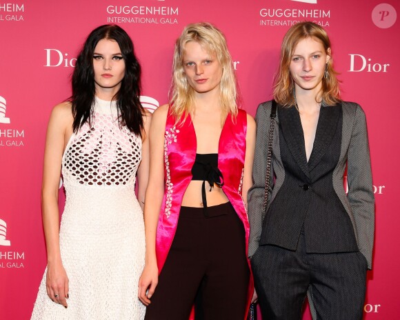 Les top models Katlin Aas, Hanne Gaby Odiele et Julia Nobis lors de la soirée inaugurale du gala international Guggenheim présenté par Christian Dior au musée Solomon R. Guggenheim. New York, le 4 novembre 2015.