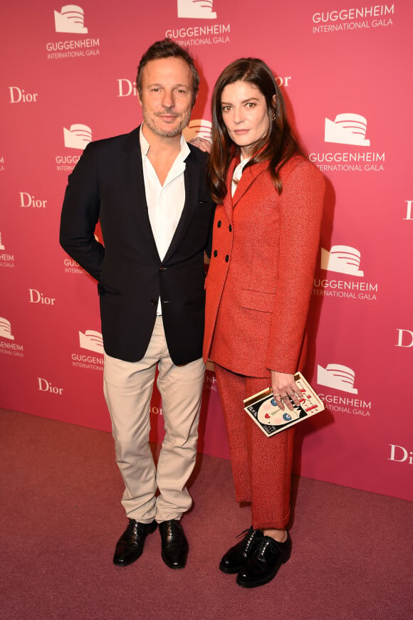 Olivier Bialobos et Chiara Mastroianni lors de la soirée inaugurale du gala international Guggenheim présenté par Christian Dior au musée Solomon R. Guggenheim. New York, le 4 novembre 2015.