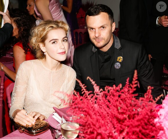 Kiernan Shapka et Kris Van Assche lors du dîner de bienfaisance lors du gala international Guggenheim présenté par Christian Dior au musée Solomon R. Guggenheim. New York, le 5 novembre 2015.