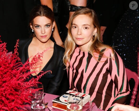 Riley Keough et Charlotte Chesnais lors du dîner de bienfaisance lors du gala international Guggenheim présenté par Christian Dior au musée Solomon R. Guggenheim. New York, le 5 novembre 2015.