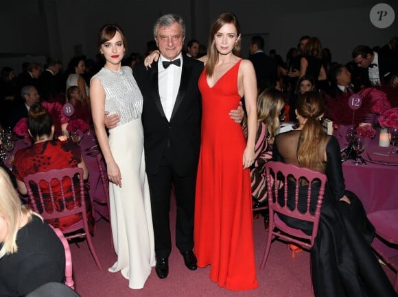 Dakota Johnson, Sidney Toledano et Emily Blunt lors du dîner de bienfaisance lors du gala international Guggenheim présenté par Christian Dior au musée Solomon R. Guggenheim. New York, le 5 novembre 2015.