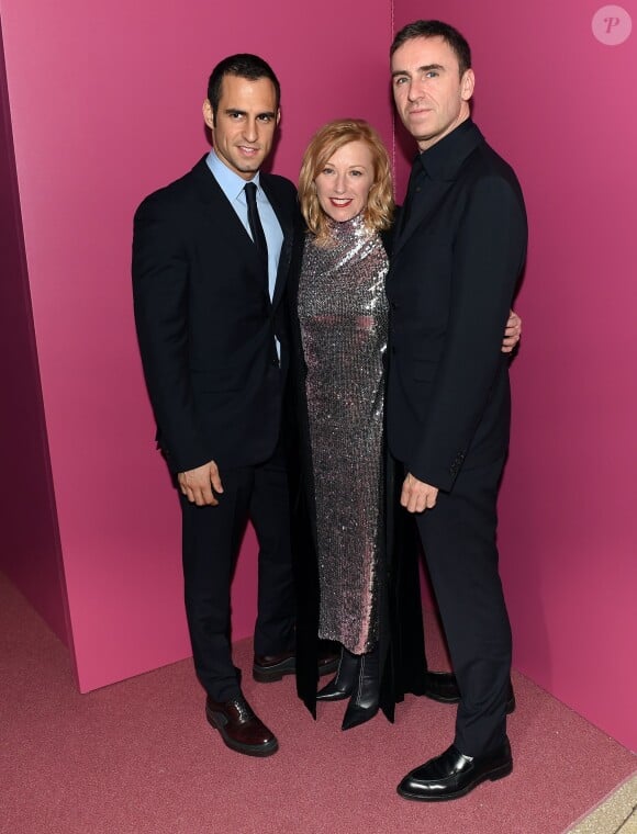 Jean Georges d'Orazio, Cindy Sherman et Raf Simons lors du dîner de bienfaisance lors du gala international Guggenheim présenté par Christian Dior au musée Solomon R. Guggenheim. New York, le 5 novembre 2015.