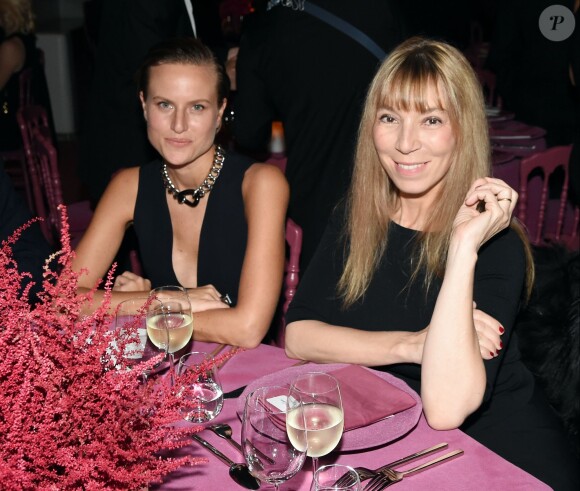 Olympia Scarry et Victoire de Castellane lors du dîner de bienfaisance lors du gala international Guggenheim présenté par Christian Dior au musée Solomon R. Guggenheim. New York, le 5 novembre 2015.
