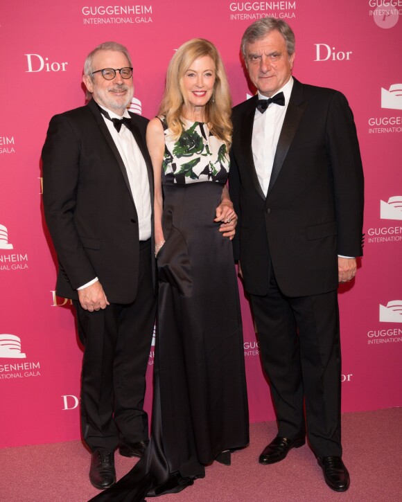 David et Jennifer Stockman et Sidney Toledano lors du dîner de bienfaisance lors du gala international Guggenheim présenté par Christian Dior au musée Solomon R. Guggenheim. New York, le 5 novembre 2015.