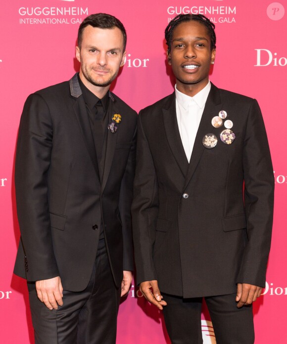 Kris Van Assche et A$AP Rocky lors du dîner de bienfaisance lors du gala international Guggenheim présenté par Christian Dior au musée Solomon R. Guggenheim. New York, le 5 novembre 2015.