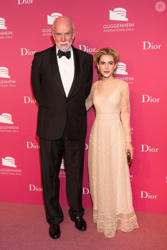 Richard Armstrong et Kiernan Shipka lors du dîner de bienfaisance lors du gala international Guggenheim présenté par Christian Dior au musée Solomon R. Guggenheim. New York, le 5 novembre 2015.