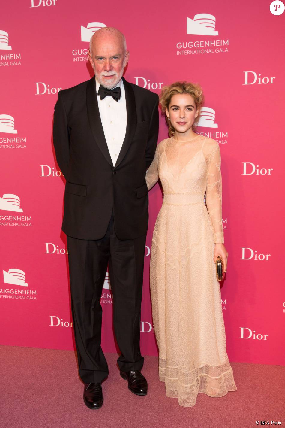 Richard Armstrong et Kiernan Shipka lors du dîner de bienfaisance lors