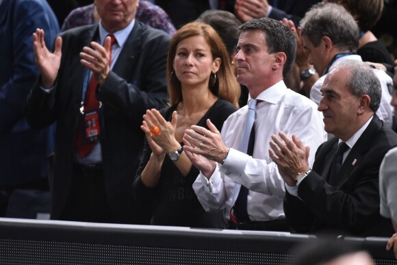 Manuel Valls avec Jean Gachassin et sa femme Anne Gravoin lors du tournoi BNP Paribas Masters 2015 à l'AccorHotels Arena à Paris, le 7 novembre 2015.