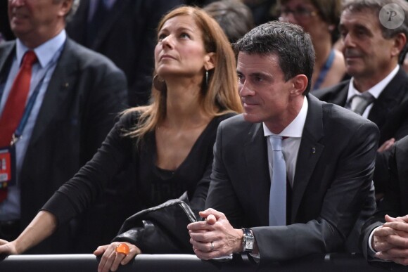Anne Gravoin et son mari Manuel Valls lors de la demi-finale opposant Novak Djokovic à Stan Wawrinka lors du tournoi BNP Paribas Masters 2015 à l'AccorHotels Arena à Paris, le 7 novembre 2015.