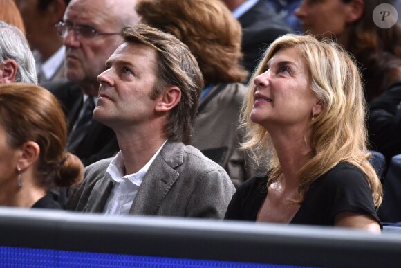 François Baroin et sa compagne Michèle Laroque lors de la demi-finale opposant Novak Djokovic à Stan Wawrinka lors du tournoi BNP Paribas Masters 2015 à l'AccorHotels Arena à Paris, le 7 novembre 2015.