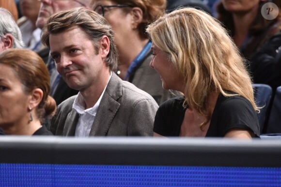 François Baroin et sa compagne Michèle Laroque lors de la demi-finale opposant Novak Djokovic à Stan Wawrinka lors du tournoi BNP Paribas Masters 2015 à l'AccorHotels Arena à Paris, le 7 novembre 2015.