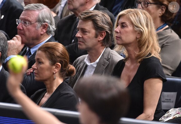 François Baroin et sa compagne Michèle Laroque lors de la demi-finale opposant Novak Djokovic à Stan Wawrinka lors du tournoi BNP Paribas Masters 2015 à l'AccorHotels Arena à Paris, le 7 novembre 2015.