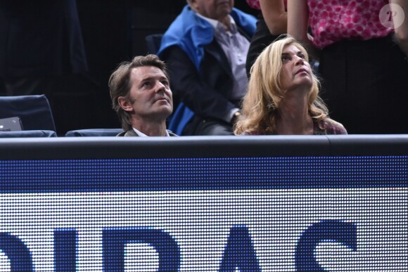 François Baroin et sa compagne Michèle Laroque lors de la demi-finale opposant Novak Djokovic à Stan Wawrinka lors du tournoi BNP Paribas Masters 2015 à l'AccorHotels Arena à Paris, le 7 novembre 2015.