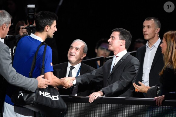 Novak Djokovic, Jean Gachassin, et Manuel Valls et sa femme Anne Gravoin au tournoi BNP Paribas Masters 2015 à l'AccorHotels Arena à Paris, le 7 novembre 2015.