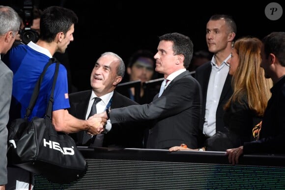 Novak Djokovic, Jean Gachassin, Manuel Valls et Anne Gravoin lors du tournoi BNP Paribas Masters 2015 à l'AccorHotels Arena à Paris, le 7 novembre 2015.