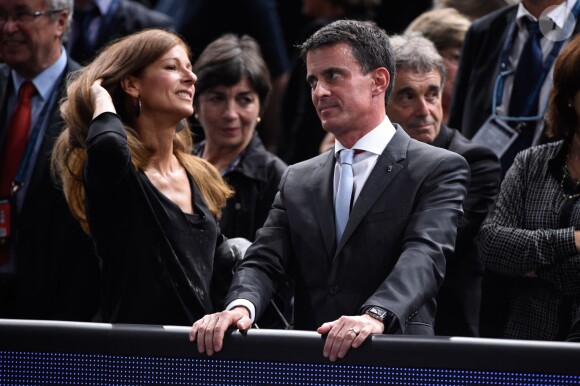 Anne Gravoin et son époux Manuel Valls lors de la demi-finale opposant Novak Djokovic à Stan Wawrinka lors du tournoi BNP Paribas Masters 2015 à l'AccorHotels Arena à Paris, le 7 novembre 2015.