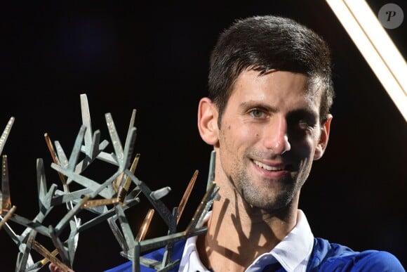Novak Djokovic présente son trophée à la presse, aprés sa victoire en finale du BNP Paribas Masters face à Andy Murray à l'Accor Hotels Arena à Paris le 8 novembre 2015