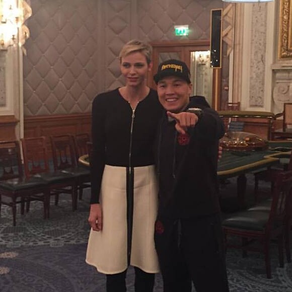 La princesse Charlene de Monaco avec le boxeur russe Ruslan Provodnikov le 5 novembre 2015, à deux jours de son combat contre le Mexicain Rodriguez lors de la Night of Champions co-organisée au Sporting de Monte-Carlo par le père de la princesse Michael Wittstock.