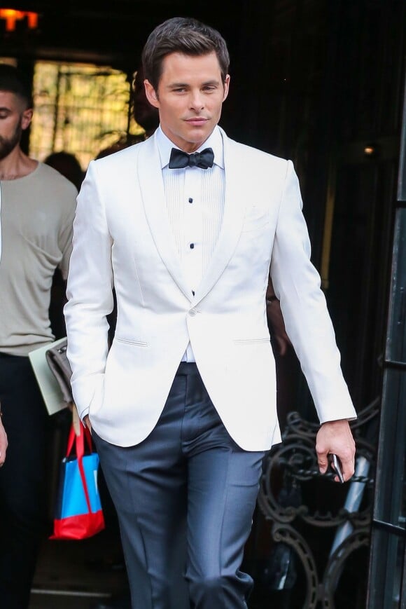 James Marsden sortant de l'hôtel pour se rendre à la soirée Costume Institute Gala 2015 au Metropolitan Museum à New York, le 4 mai 2015.