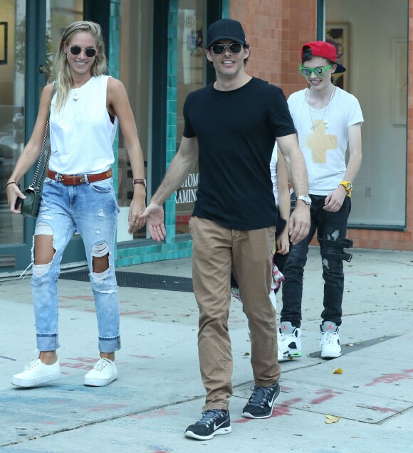Exclusif - James Marsen se promène avec ses enfants Jack et Mary et une amie, la chanteuse Edei, à Hollywood, le 12 septembre 2015.
