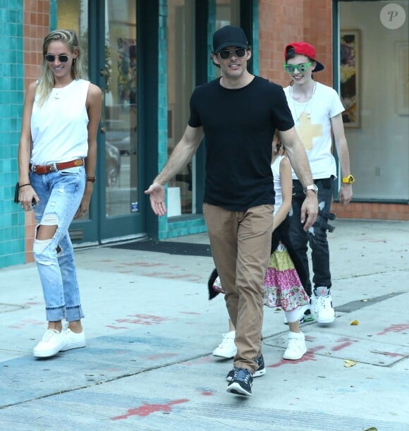 Exclusif - James Marsen se promène avec ses enfants Jack et Mary et une amie, la chanteuse Edei, à Hollywood, le 12 septembre 2015.