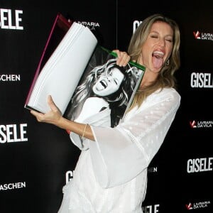 Gisele Bundchen assiste à la sortie du livre "Gisele" (aux éditions Taschen), retraçant ses 20 ans de carrière de mannequin, à la librairie Livraria da Vila. Saõ Paulo, le 6 novembre 2015.