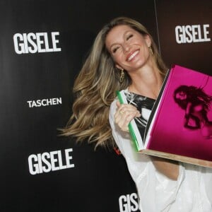 Gisele Bundchen assiste à la sortie du livre "Gisele" (aux éditions Taschen), retraçant ses 20 ans de carrière de mannequin, à la librairie Livraria da Vila. Saõ Paulo, le 6 novembre 2015.