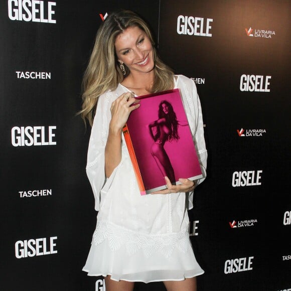 Gisele Bundchen assiste à la sortie du livre "Gisele" (aux éditions Taschen), retraçant ses 20 ans de carrière de mannequin, à la librairie Livraria da Vila. Saõ Paulo, le 6 novembre 2015.