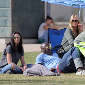 Heidi Klum et Seal se retrouvent pour soutenir leur fils Johan au Football à Los Angeles le 24 octobre 2015. La famille est réuni au grand complet pour soutenir le petit sportif. Leni, Henry et Lou sont aussi de la partie. Seal est venu avec sa compagne Erica Packer qui est enceinte.