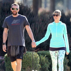 Exclusif - Heidi Klum et son petit ami Martin Kristen se promenent en amoureux avec leur chien a Santa Monica Los Angeles, le 28 decembre 2013