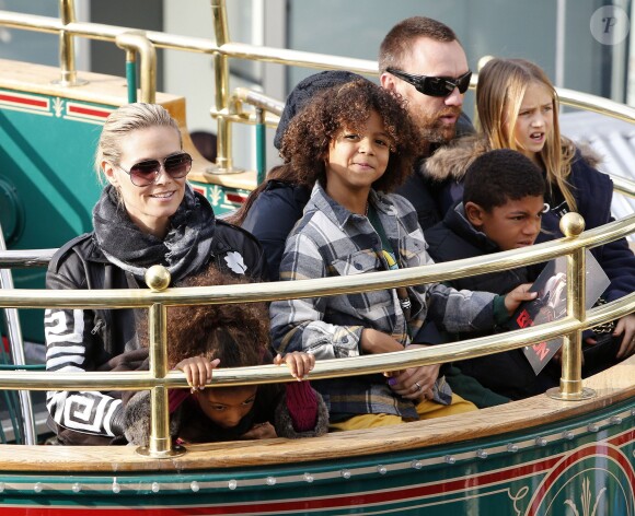 Heidi Klum en compagnie de son compagnon Martin Kristen et de ses enfants Leni, Henry, Johan et Lou a Los Angeles, le 21 decembre 2013