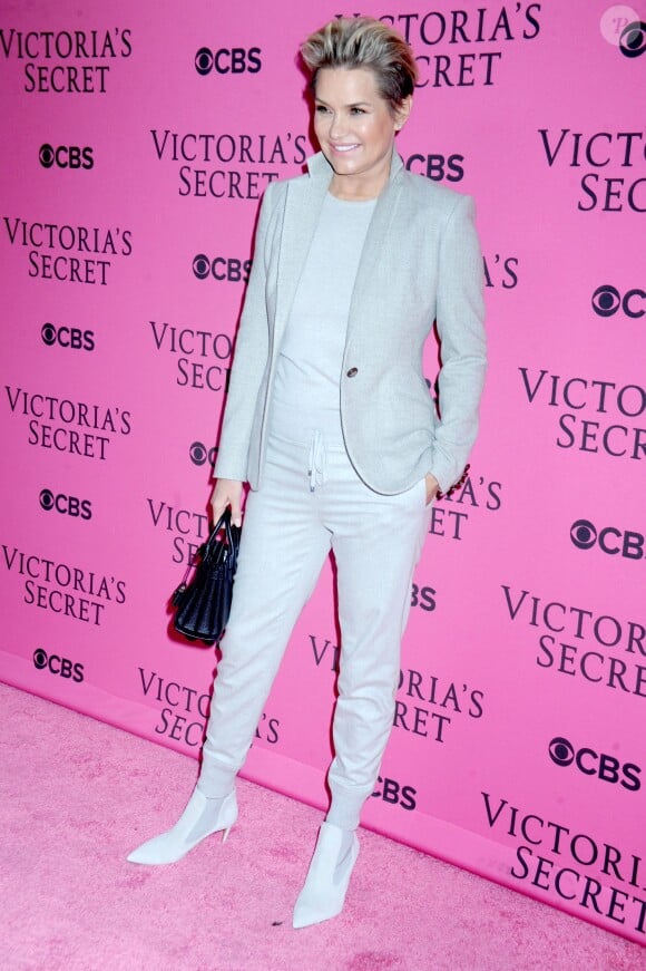 Yolanda Foster arrive au défilé Victoria's Secret sur Lexington Avenue Armory à New York, le 10 novembre 2015