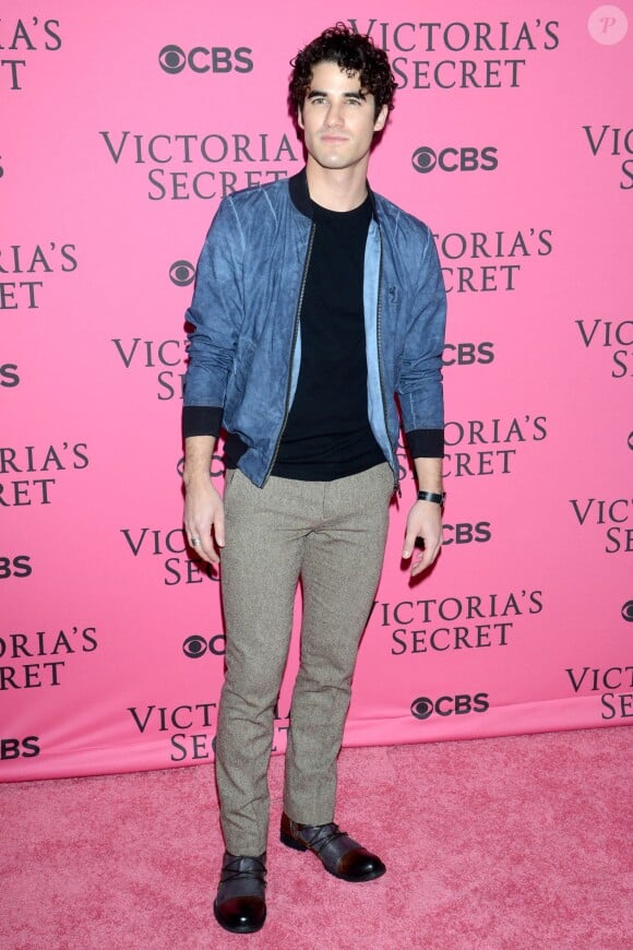 Darren Criss arrive au défilé Victoria's Secret sur Lexington Avenue Armory à New York, le 10 novembre 2015