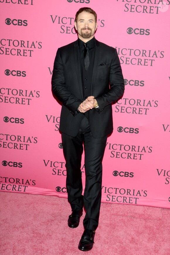 Kellan Lutz arrive au défilé Victoria's Secret sur Lexington Avenue Armory à New York, le 10 novembre 2015