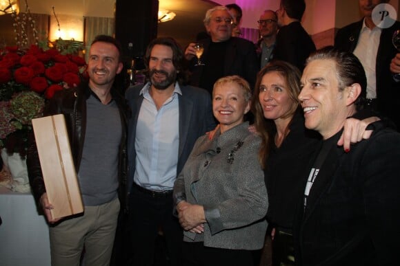 Jean-Noel Orengo (Prix de Flore 2015), Frédéric Beigbeder, Colette Siljegovic (PDG Flore), sa fille Carole Chrétiennot et Philippe Vandel lors de la remise du Prix de Flore au café Flore à Paris, le 10 novembre 2015