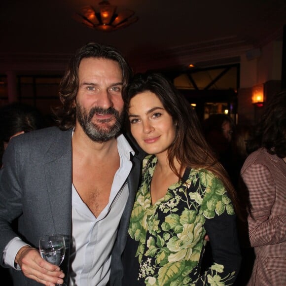 Frédéric Beigbeder et sa femme Lara Micheli lors de la remise du Prix de Flore au café Flore à Paris, le 10 novembre 2015