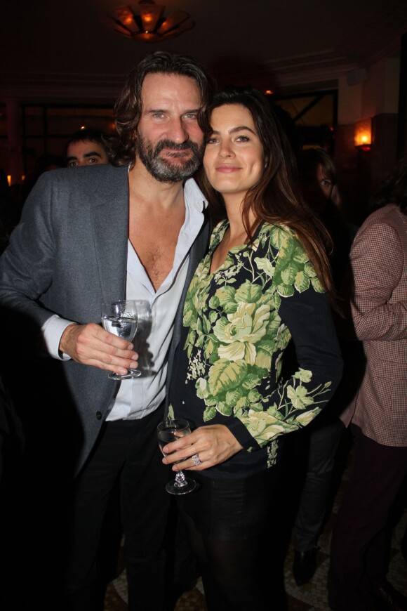 Frédéric Beigbeder et sa femme Lara Micheli lors de la remise du Prix de Flore au café Flore à Paris, le 10 novembre 2015