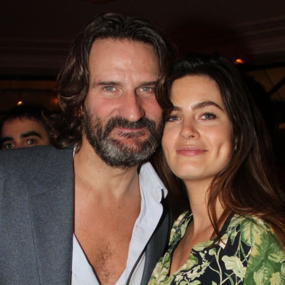 Frédéric Beigbeder et sa femme Lara Micheli lors de la remise du Prix de Flore au café Flore à Paris, le 10 novembre 2015