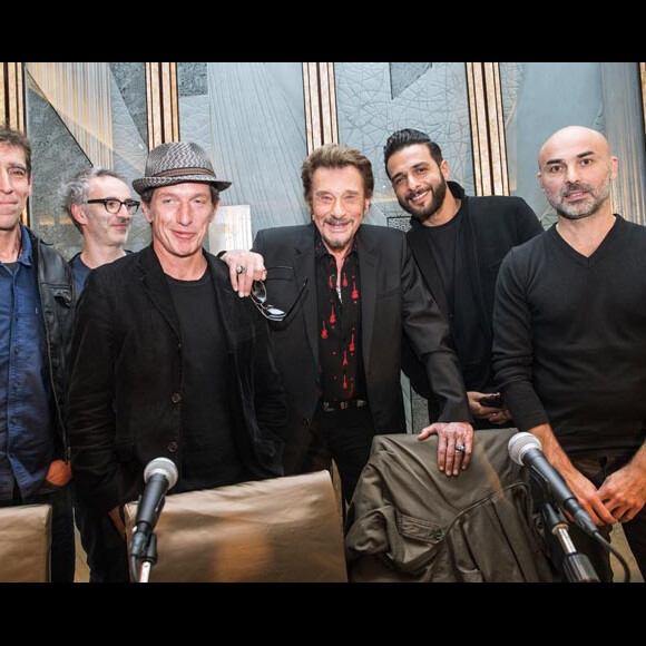 Exclusif - Pierre Jouishomme, Vincent Delerm, le chanteur Miossec, Johnny Hallyday, Yodelice (Maxim Nucci) et Pierre-Dominique Burgaud - Johnny Hallyday présente son 50ème album studio "De l'amour" lors d'une conférence de presse organisée à l'hôtel The Peninsula à Paris, le 6 novembre 2015. En parallèle de cet album, qui sortira le 13 novembre, Philippe Manoeuvre publiera trois jours plus tard le livre "La terre promise" (Fayard), racontant la tournée américaine de Johnny Hallyday en 2014. © Cyril Moreau / Bestimage