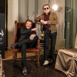 Exclusif - Johnny Hallyday et Philippe Manoeuvre - Johnny Hallyday présente son 50ème album studio "De l'amour" lors d'une conférence de presse organisée à l'hôtel The Peninsula à Paris, le 6 novembre 2015. En parallèle de cet album, qui sortira le 13 novembre, Philippe Manoeuvre publiera trois jours plus tard le livre "La terre promise" (Fayard), racontant la tournée américaine de Johnny Hallyday en 2014. © Cyril Moreau / Bestimage