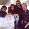 Johnny Hallyday et Laeticia accompagnés par le manager du rockeur, Sébastien Farran, et de leur amie la productrice Anne Marcassus dans l'avion qui les emmènent à Nice pour les dernières répétitions de la tournée "Rester Vivant" qui débute le 2 octobre 2015.