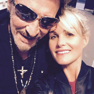 Pause selfie pour Johnny et Laeticia Hallyday au Palais Nikaia à Nice où le rockeur débute sa grande tournée "Rester Vivant", le 2 octobre 2015.