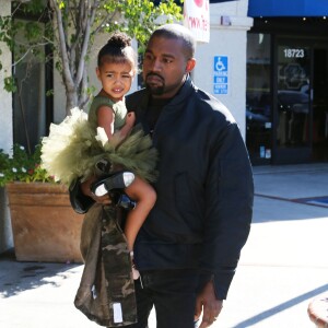 Kanye West va chercher sa fille North à son cours de danse à Los Angeles, le 11 novembre 2015