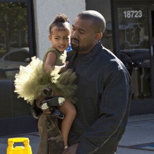 Kanye West va chercher sa fille North à son cours de danse à Los Angeles, le 11 novembre 2015