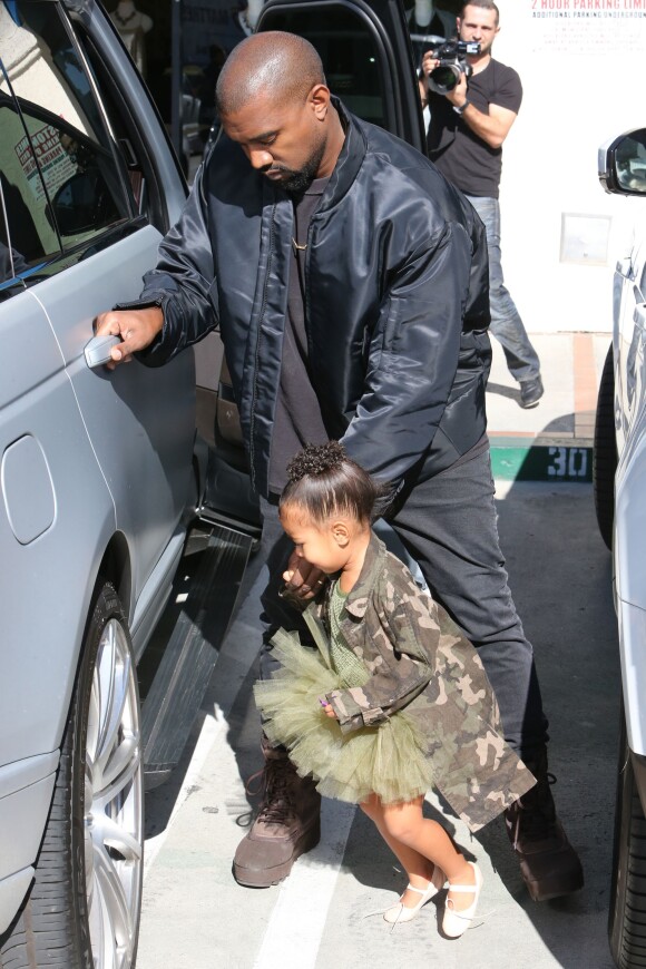 Le rappeur Kanye West va chercher sa fille North à son cours de danse à Los Angeles, le 11 novembre 2015