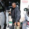 Kanye West va chercher sa fille North à son cours de danse à Los Angeles, le 11 novembre 2015