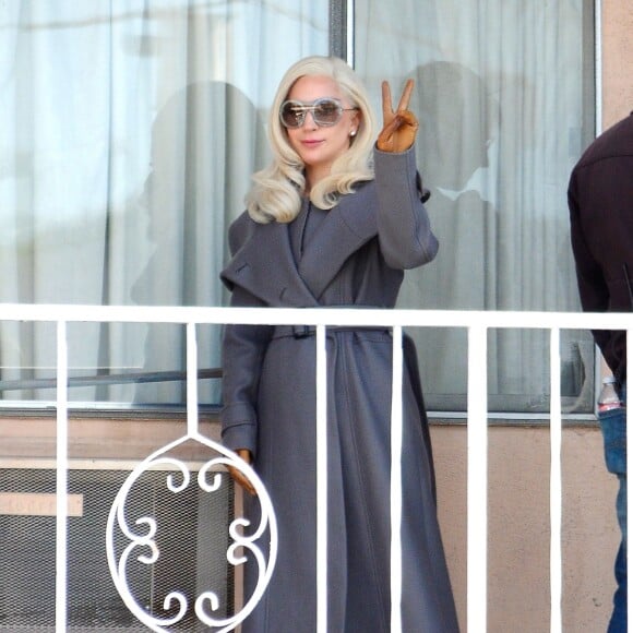 Lady Gaga et Finn Wittroc s'embrassent tendrement sur le tournage ‘American Horror Story’ à Los Angeles, le 10 novembre 2015