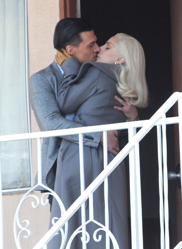 Lady Gaga et Finn Wittroc s'embrassent tendrement sur le tournage ‘American Horror Story’ à Los Angeles, le 10 novembre 2015