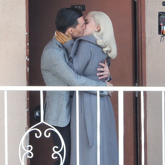 Lady Gaga et Finn Wittroc s'embrassent tendrement sur le tournage ‘American Horror Story’ à Los Angeles, le 10 novembre 2015