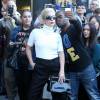 Lady Gaga à la sortie de son hôtel à New York. Elle signe des autographes et fait des selfies avec ses fans. Le 4 novembre 2015